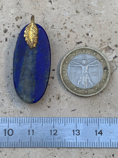 Lapis lazuli, pendentif fait par G & Z, de 40 millimètres de hauteur x 17 millimètres de largeur x 7 d'épaisseur. Vendu avec un cordon réglable de couleur noire !