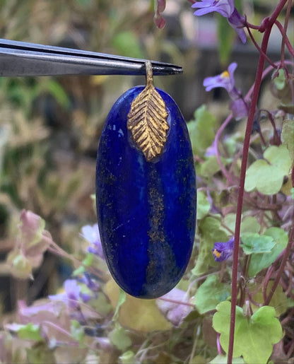 Lapis lazuli, pendentif fait par G & Z, de 40 millimètres de hauteur x 17 millimètres de largeur x 7 d'épaisseur. Vendu avec un cordon réglable de couleur noire !