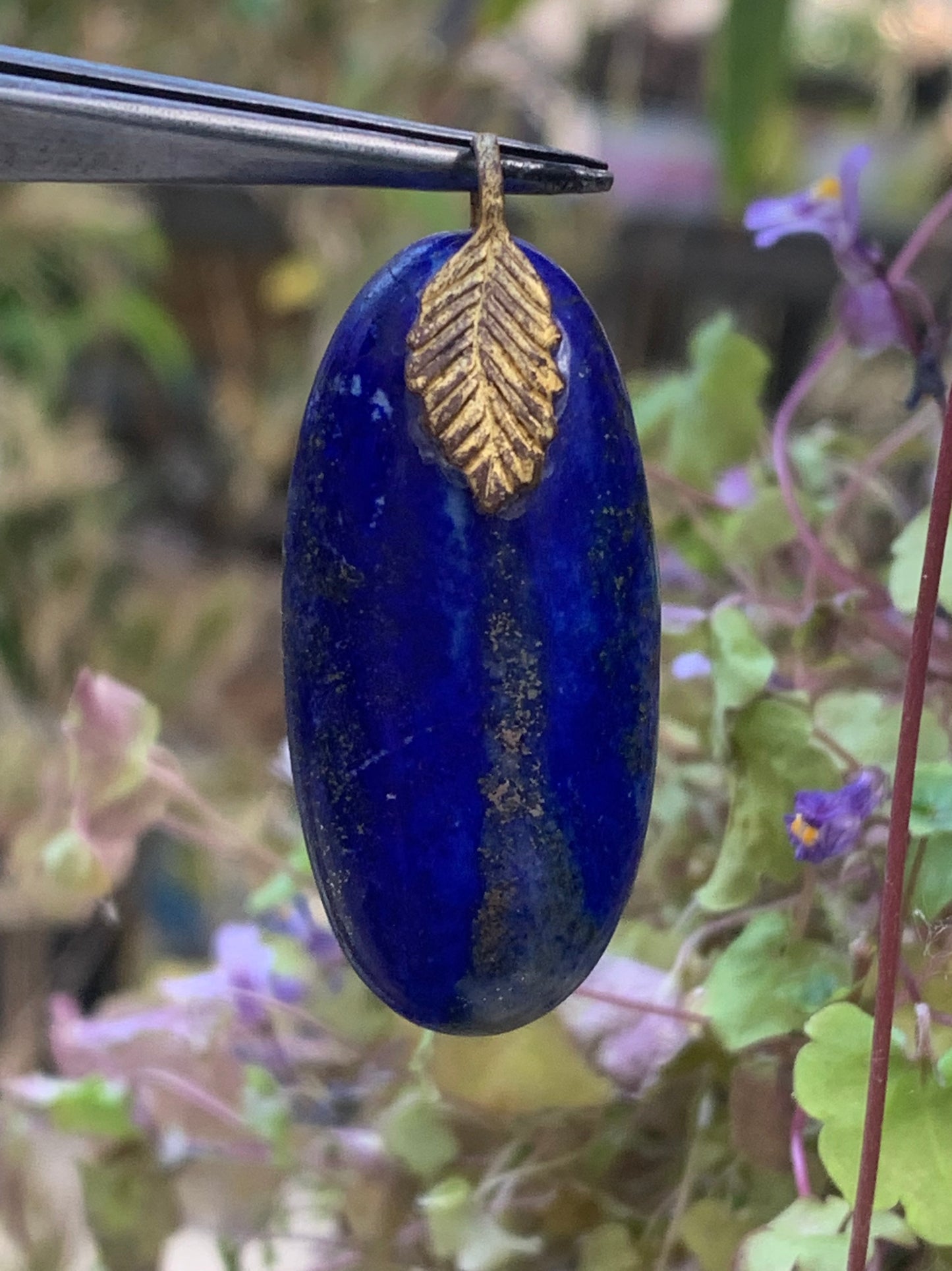 Lapis lazuli, pendentif fait par G & Z, de 40 millimètres de hauteur x 17 millimètres de largeur x 7 d'épaisseur. Vendu avec un cordon réglable de couleur noire !