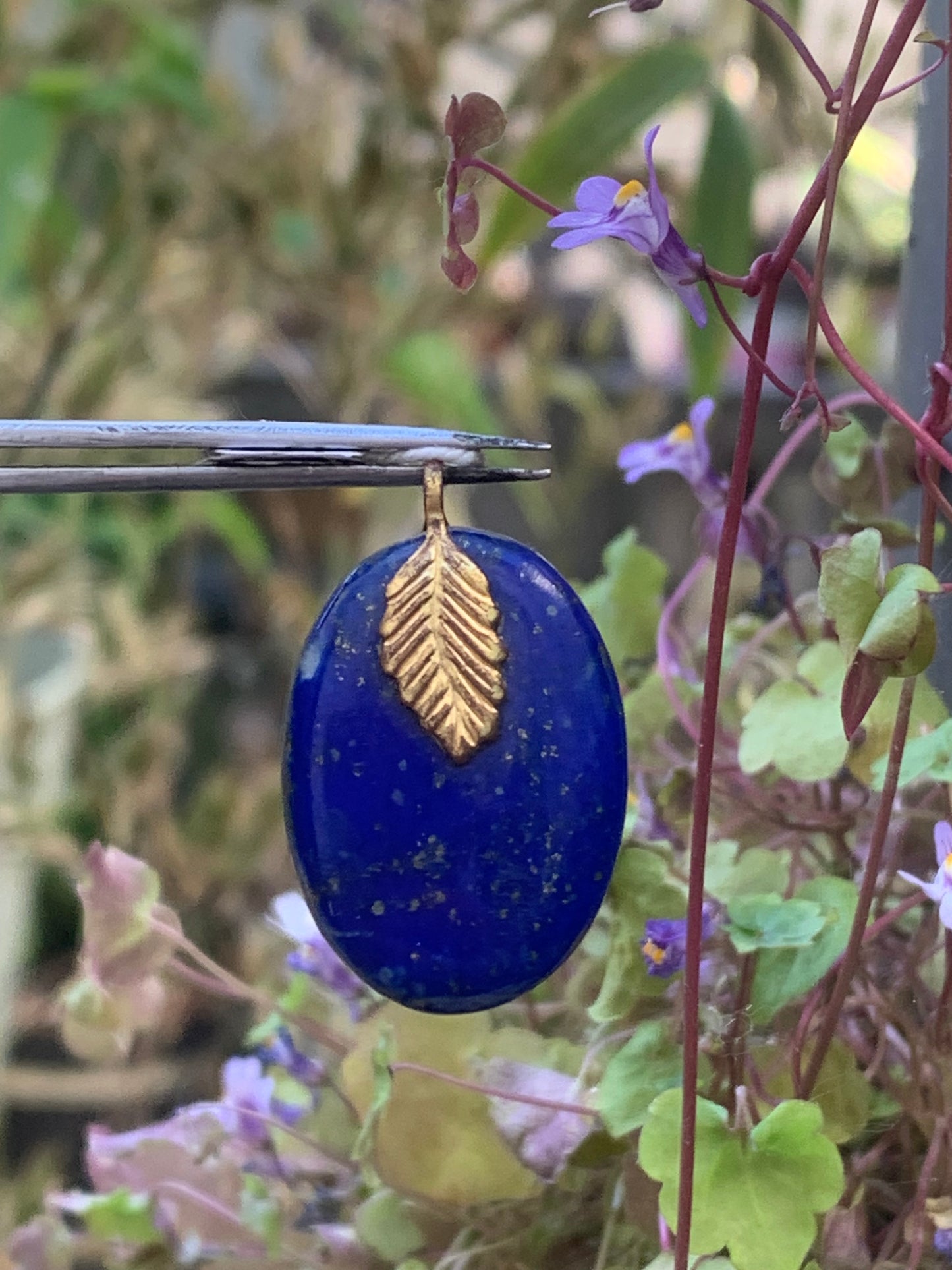 Lapis lazuli, pendentif fait par G & Z, de 30 millimètres de hauteur x 19 millimètres de largeur x 5 d'épaisseur. Vendu avec un cordon réglable de couleur noire !