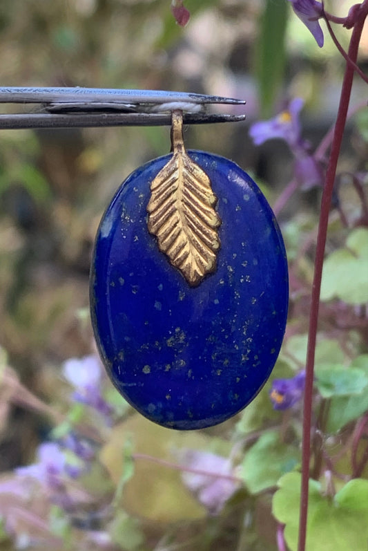 Lapis lazuli, pendentif fait par G & Z, de 30 millimètres de hauteur x 19 millimètres de largeur x 5 d'épaisseur. Vendu avec un cordon réglable de couleur noire !