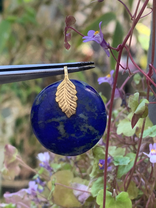 Lapis lazuli, pendentif fait par G & Z, de 28 millimètres de hauteur x 24 millimètres de largeur x 7 d'épaisseur. Vendu avec un cordon réglable de couleur noire !