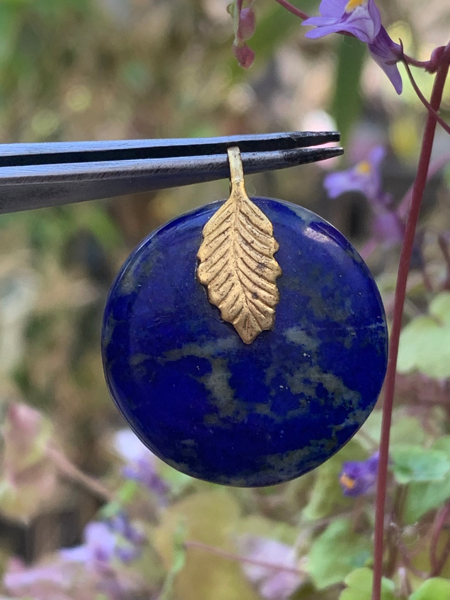 Lapis lazuli, pendentif fait par G & Z, de 28 millimètres de hauteur x 24 millimètres de largeur x 7 d'épaisseur. Vendu avec un cordon réglable de couleur noire !