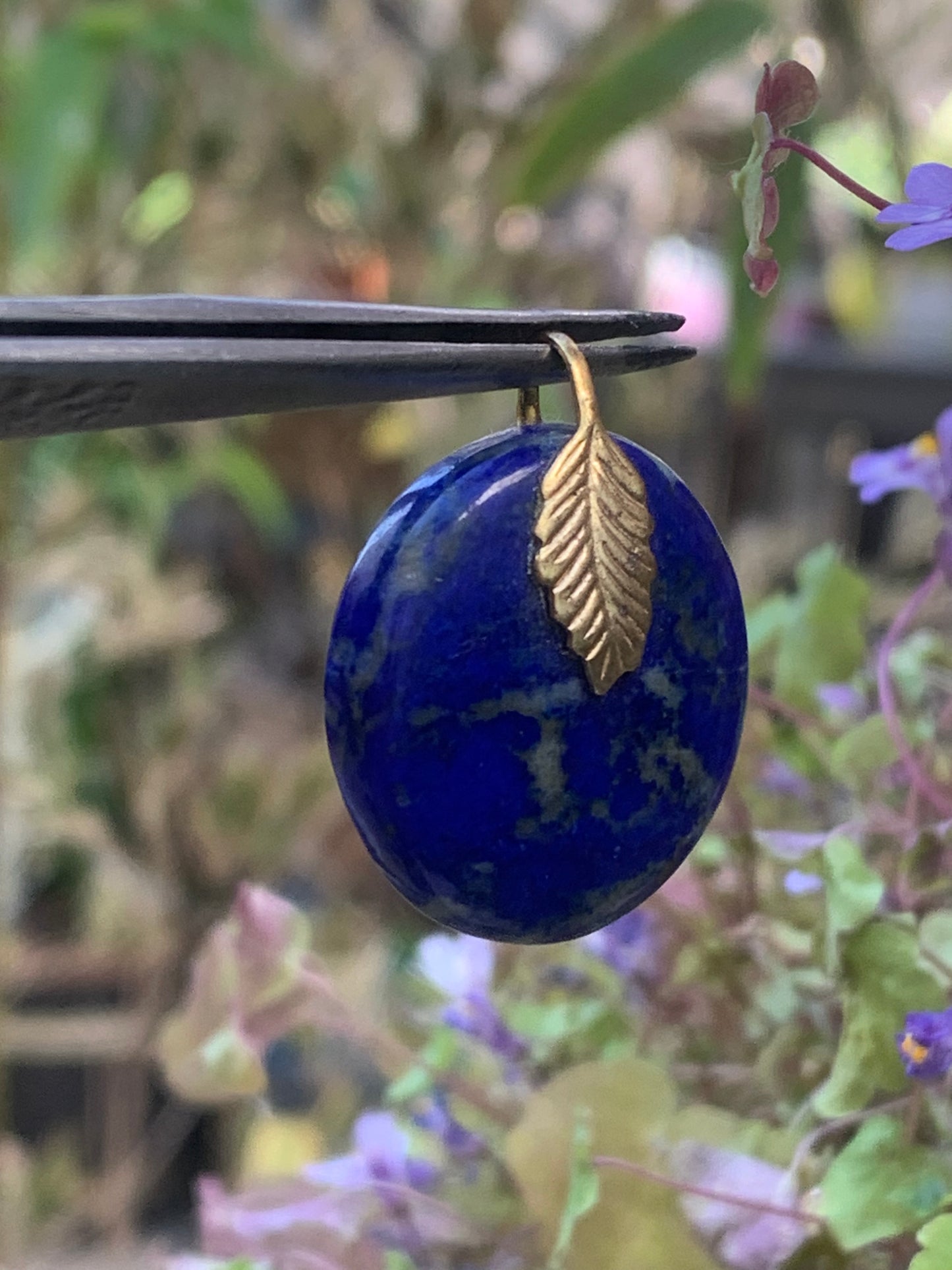 Lapis lazuli, pendentif fait par G & Z, de 28 millimètres de hauteur x 24 millimètres de largeur x 7 d'épaisseur. Vendu avec un cordon réglable de couleur noire !