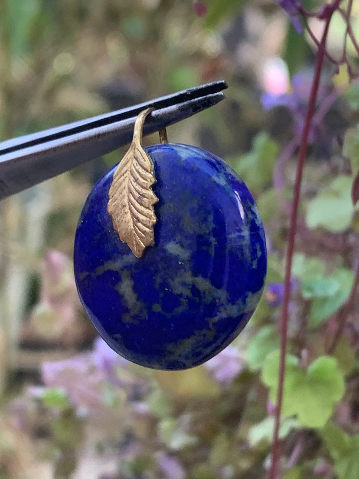 Lapis lazuli, pendentif fait par G & Z, de 28 millimètres de hauteur x 24 millimètres de largeur x 7 d'épaisseur. Vendu avec un cordon réglable de couleur noire !