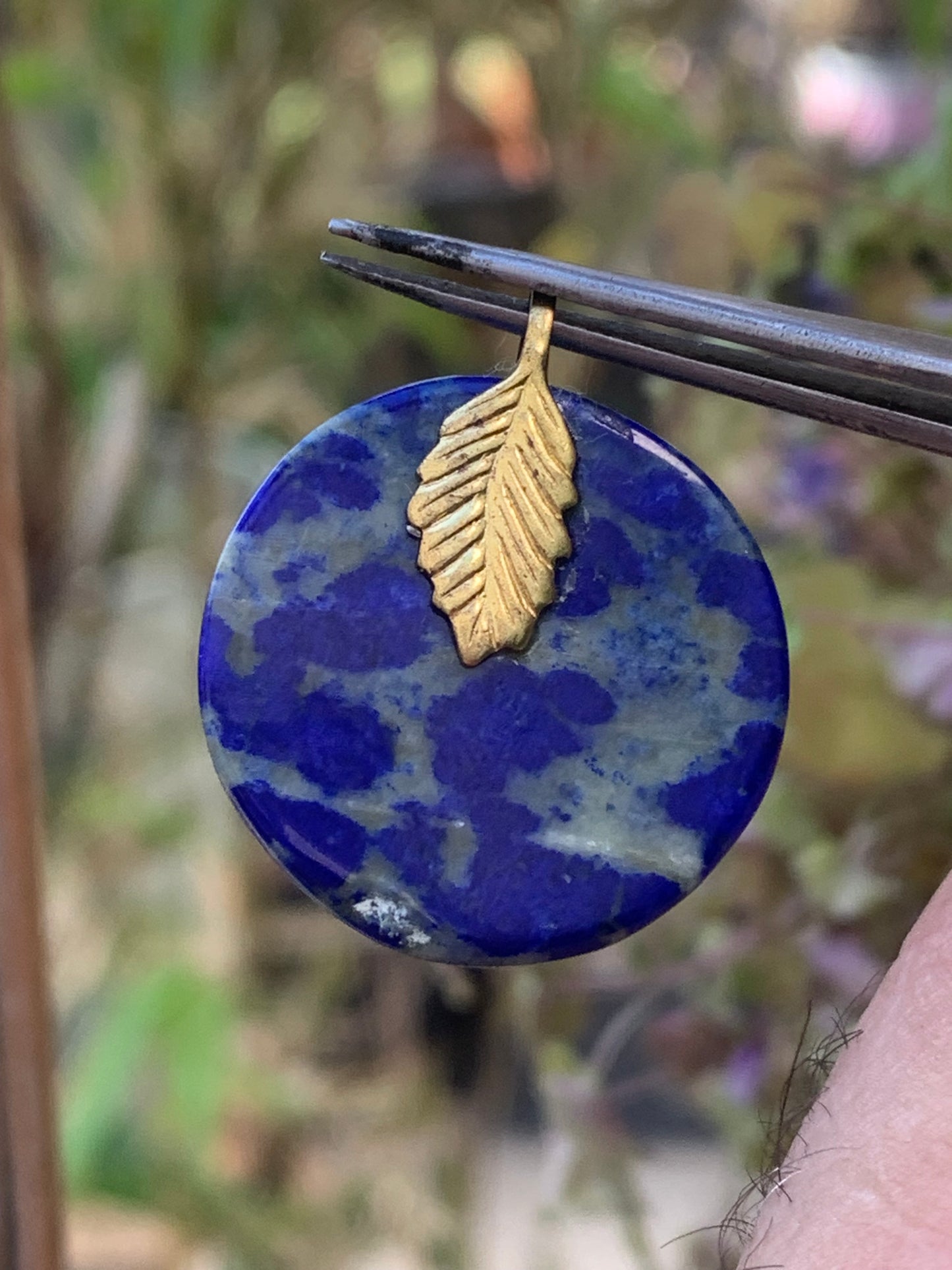 Lapis lazuli, pendentif fait par G & Z, de 28 millimètres de hauteur x 24 millimètres de largeur x 7 d'épaisseur. Vendu avec un cordon réglable de couleur noire !