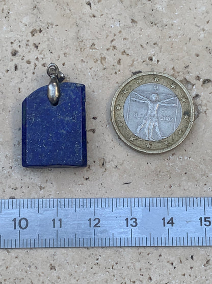 Lapis lazuli, pendentif de 32 millimètres de hauteur x 18 millimètres de largeur x 6 d'épaisseur. Vendu avec un cordon réglable de couleur noire !
