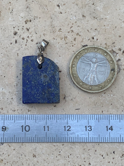 Lapis lazuli, pendentif de 32 millimètres de hauteur x 18 millimètres de largeur x 6 d'épaisseur. Vendu avec un cordon réglable de couleur noire !