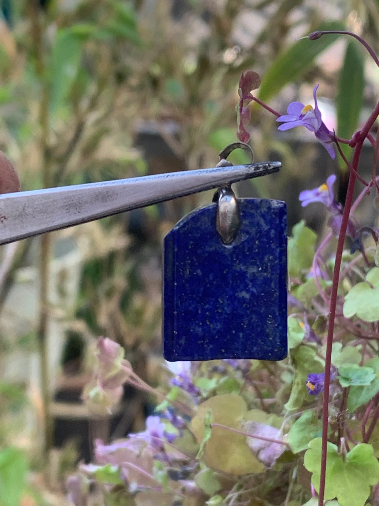 Lapis lazuli, pendentif de 32 millimètres de hauteur x 18 millimètres de largeur x 6 d'épaisseur. Vendu avec un cordon réglable de couleur noire !