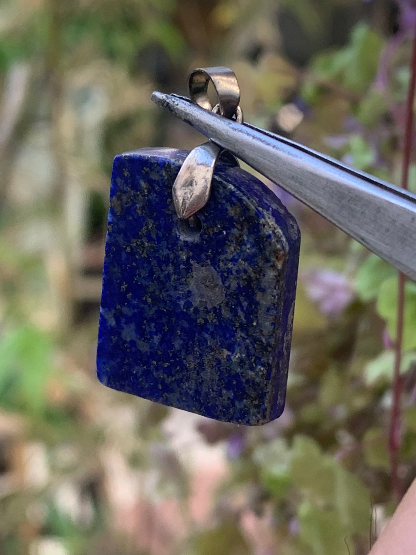 Lapis lazuli, pendentif de 32 millimètres de hauteur x 18 millimètres de largeur x 6 d'épaisseur. Vendu avec un cordon réglable de couleur noire !