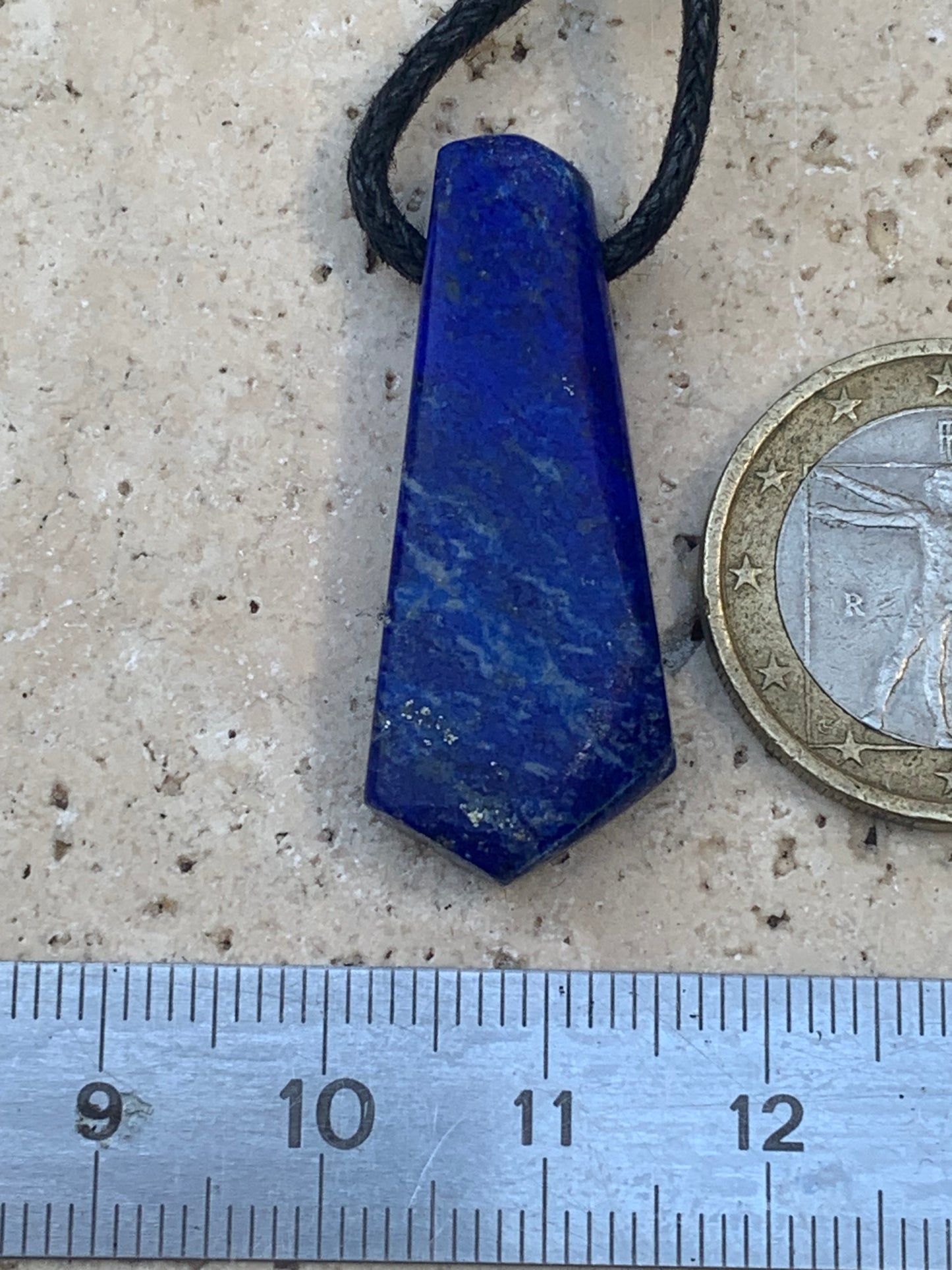 Lapis lazuli, pendentif de 35 millimètres de hauteur x 14 millimètres de largeur x 7 d'épaisseur. Vendu avec un cordon réglable de couleur noire !