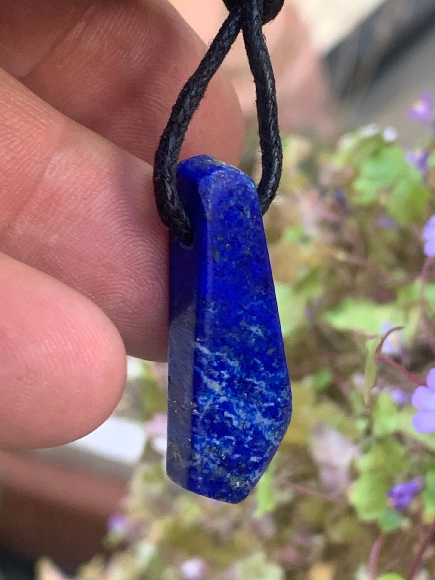 Lapis lazuli, pendentif de 35 millimètres de hauteur x 14 millimètres de largeur x 7 d'épaisseur. Vendu avec un cordon réglable de couleur noire !