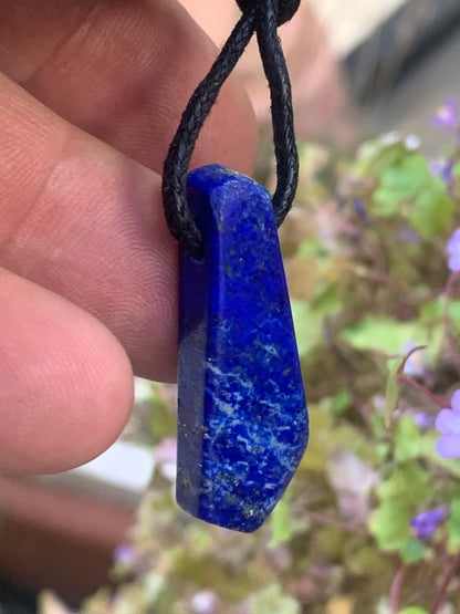 Lapis lazuli, pendentif de 35 millimètres de hauteur x 14 millimètres de largeur x 7 d'épaisseur. Vendu avec un cordon réglable de couleur noire !