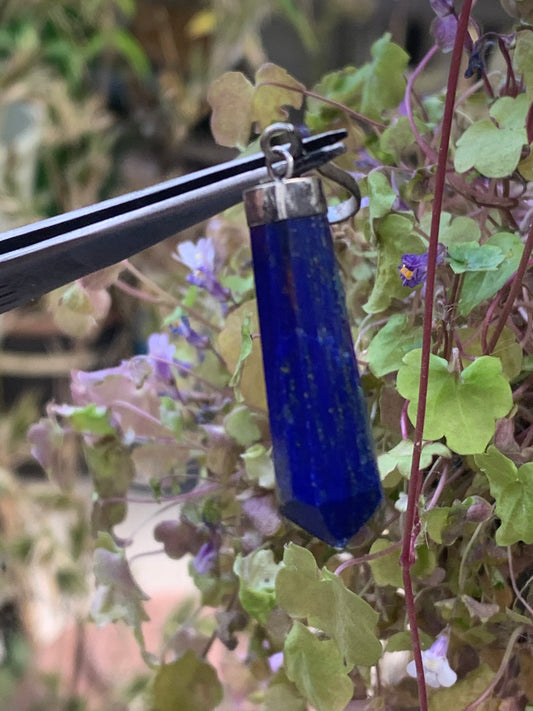 Lapis lazuli, pendentif de type 'pointe/laser', en Argent 925, de 48 millimètres de hauteur x 10 millimètres de largeur x 7 d'épaisseur. Vendu avec un cordon réglable de couleur noire !