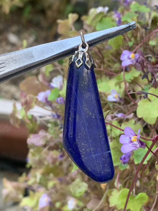 Lapis lazuli, pendentif fait par G & Z, de 47 millimètres de hauteur x 14 millimètres de largeur x 8 d'épaisseur. Vendu avec un cordon réglable de couleur noire !
