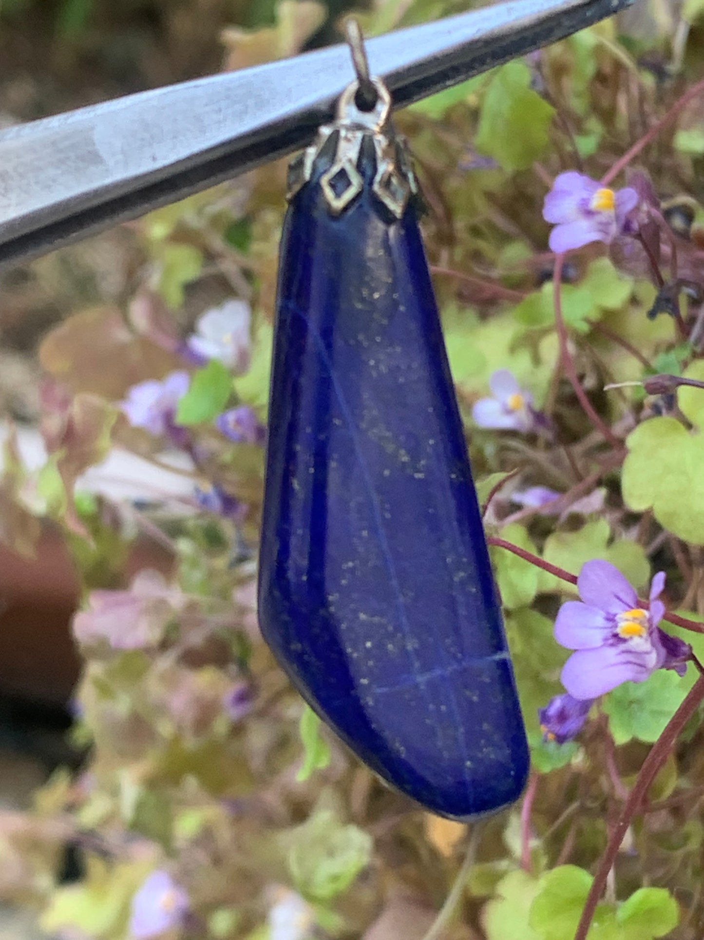 Lapis lazuli, pendentif fait par G & Z, de 47 millimètres de hauteur x 14 millimètres de largeur x 8 d'épaisseur. Vendu avec un cordon réglable de couleur noire !