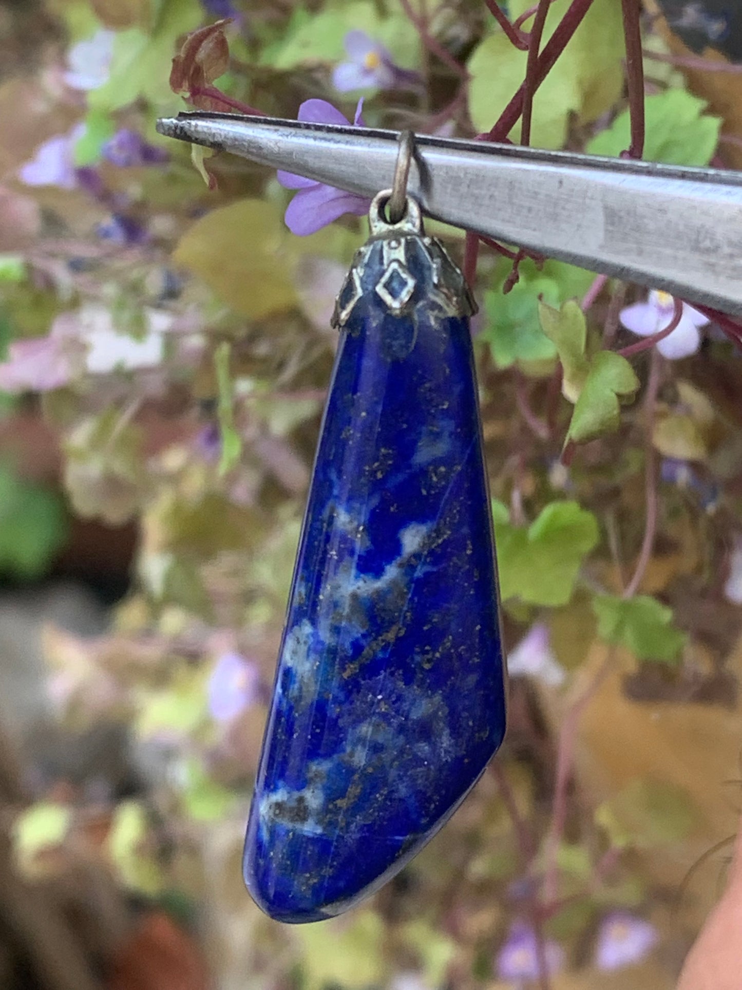 Lapis lazuli, pendentif fait par G & Z, de 47 millimètres de hauteur x 14 millimètres de largeur x 8 d'épaisseur. Vendu avec un cordon réglable de couleur noire !