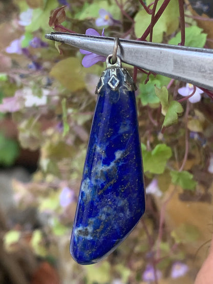 Lapis lazuli, pendentif fait par G & Z, de 47 millimètres de hauteur x 14 millimètres de largeur x 8 d'épaisseur. Vendu avec un cordon réglable de couleur noire !