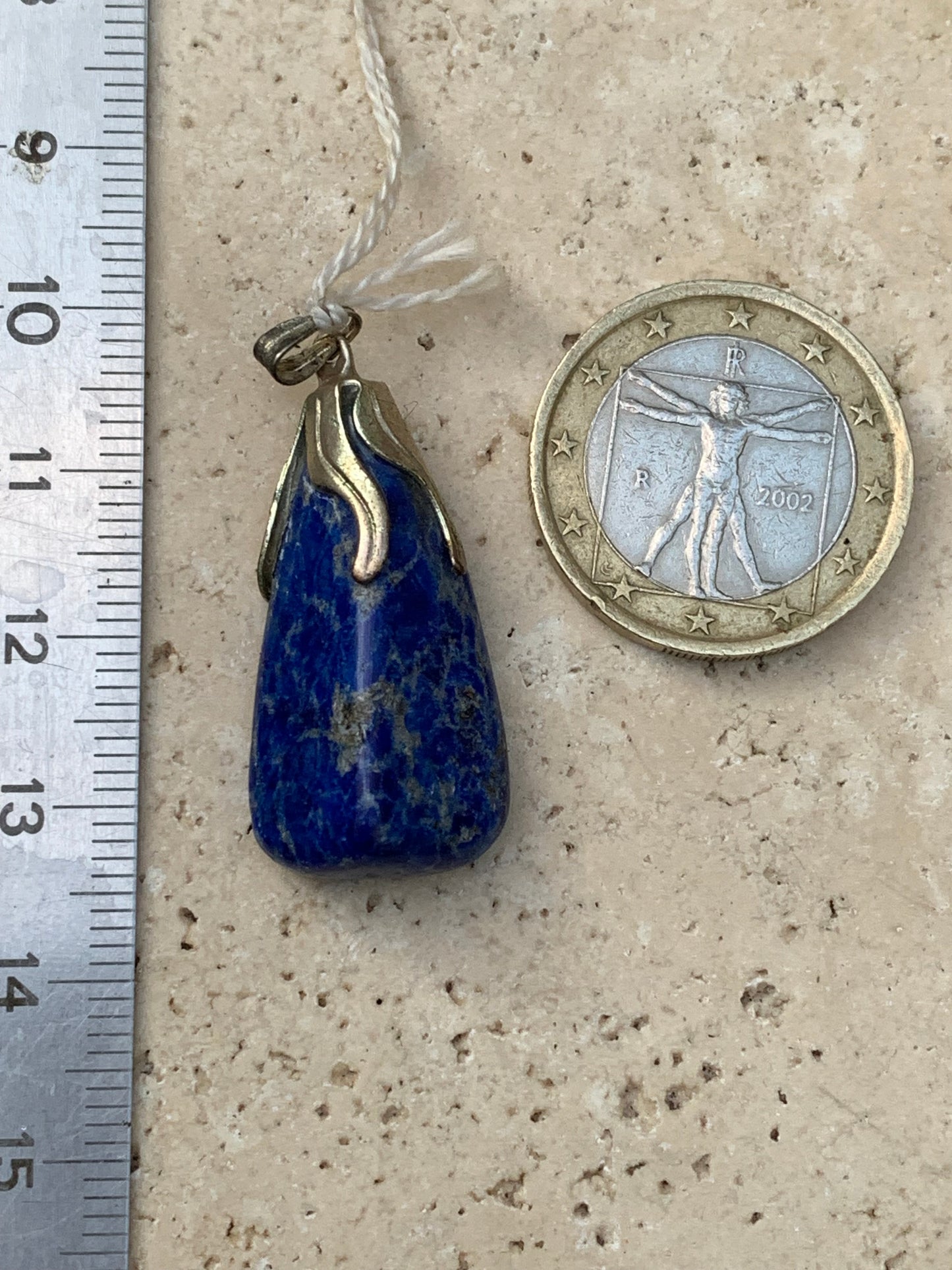 Lapis lazuli, pendentif fait par G & Z, de 37 millimètres de hauteur x 15 millimètres de largeur x 8 d'épaisseur. Vendu avec un cordon réglable de couleur noire !