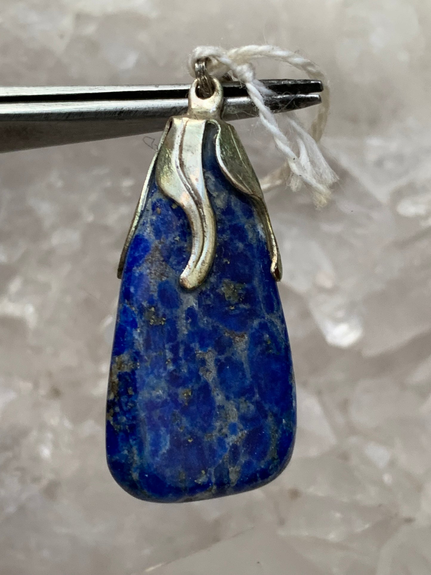 Lapis lazuli, pendentif fait par G & Z, de 37 millimètres de hauteur x 15 millimètres de largeur x 8 d'épaisseur. Vendu avec un cordon réglable de couleur noire !