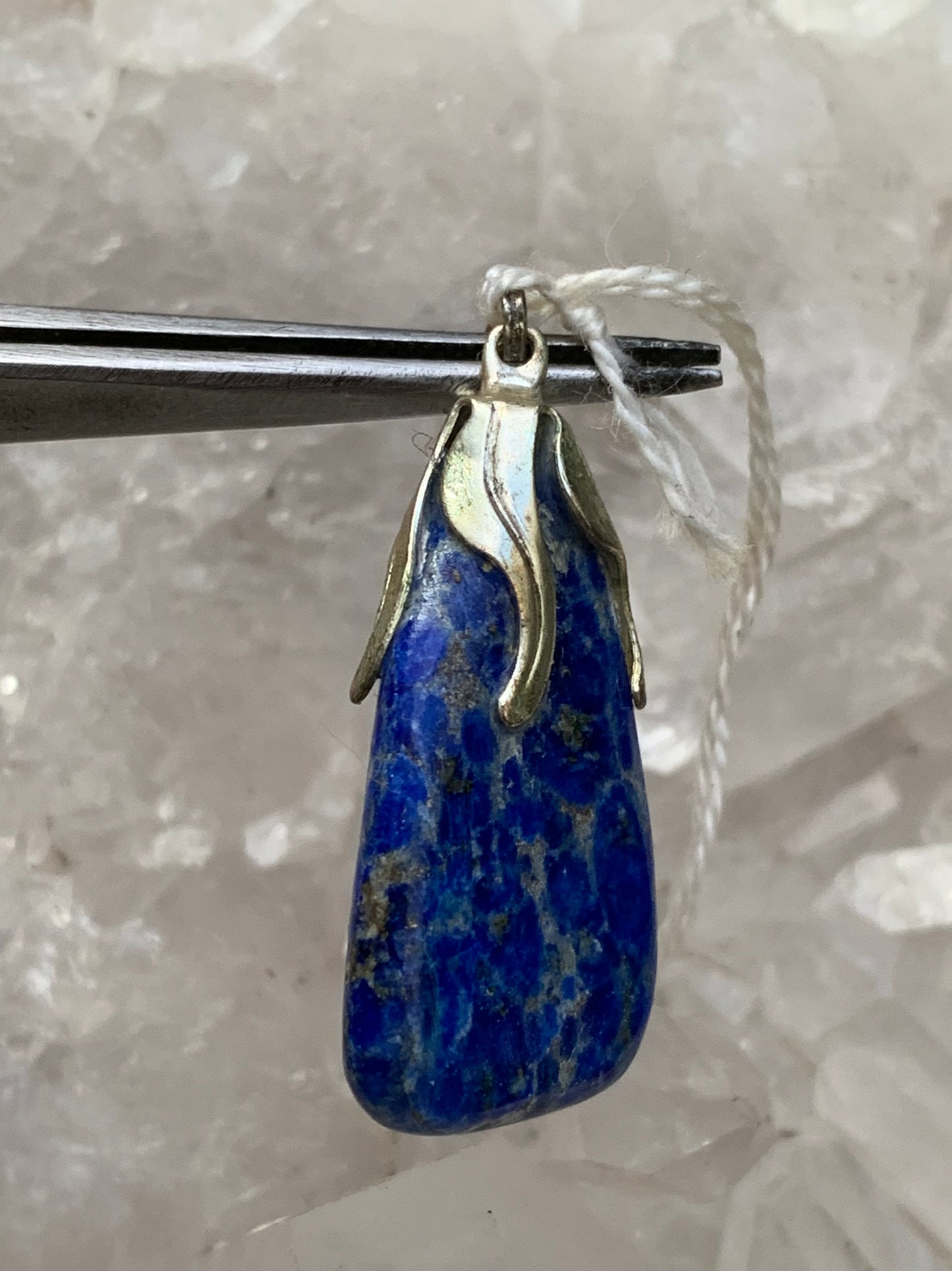 Lapis lazuli, pendentif fait par G & Z, de 37 millimètres de hauteur x 15 millimètres de largeur x 8 d'épaisseur. Vendu avec un cordon réglable de couleur noire !