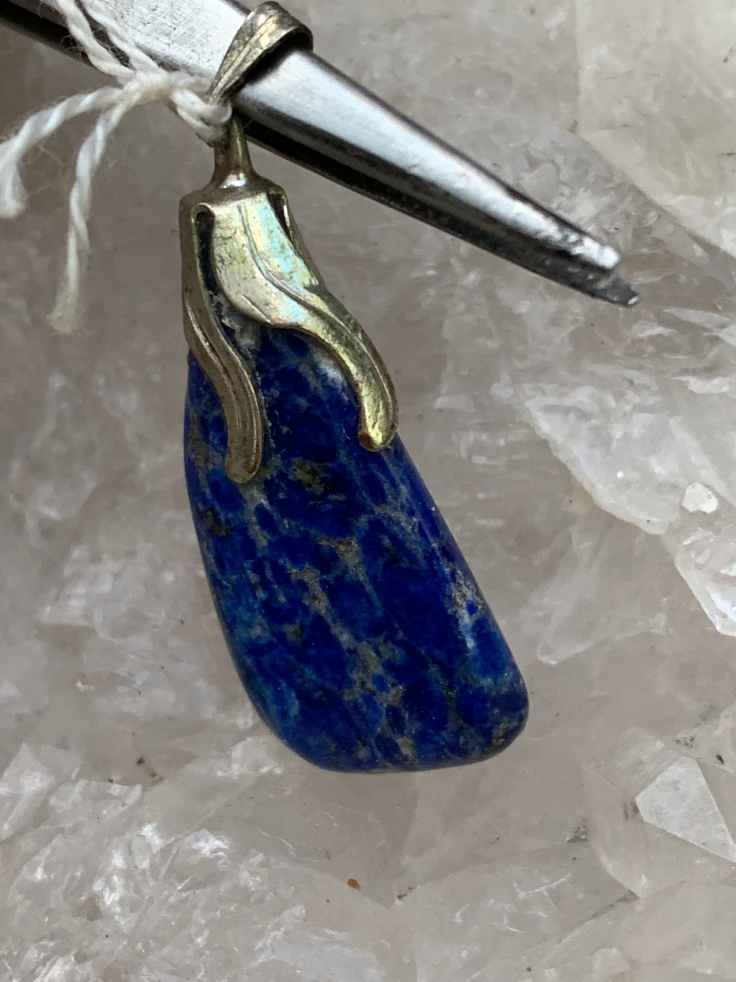 Lapis lazuli, pendentif fait par G & Z, de 37 millimètres de hauteur x 15 millimètres de largeur x 8 d'épaisseur. Vendu avec un cordon réglable de couleur noire !