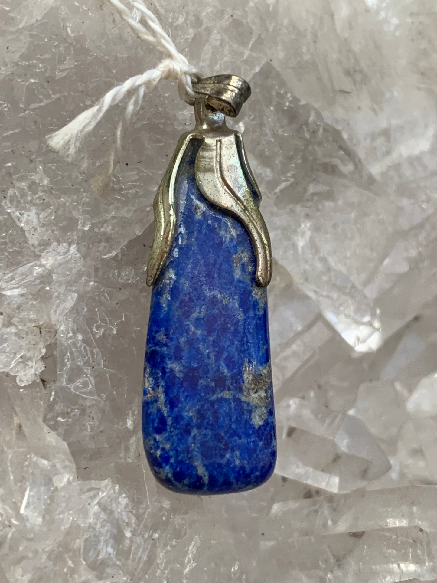 Lapis lazuli, pendentif fait par G & Z, de 37 millimètres de hauteur x 15 millimètres de largeur x 8 d'épaisseur. Vendu avec un cordon réglable de couleur noire !