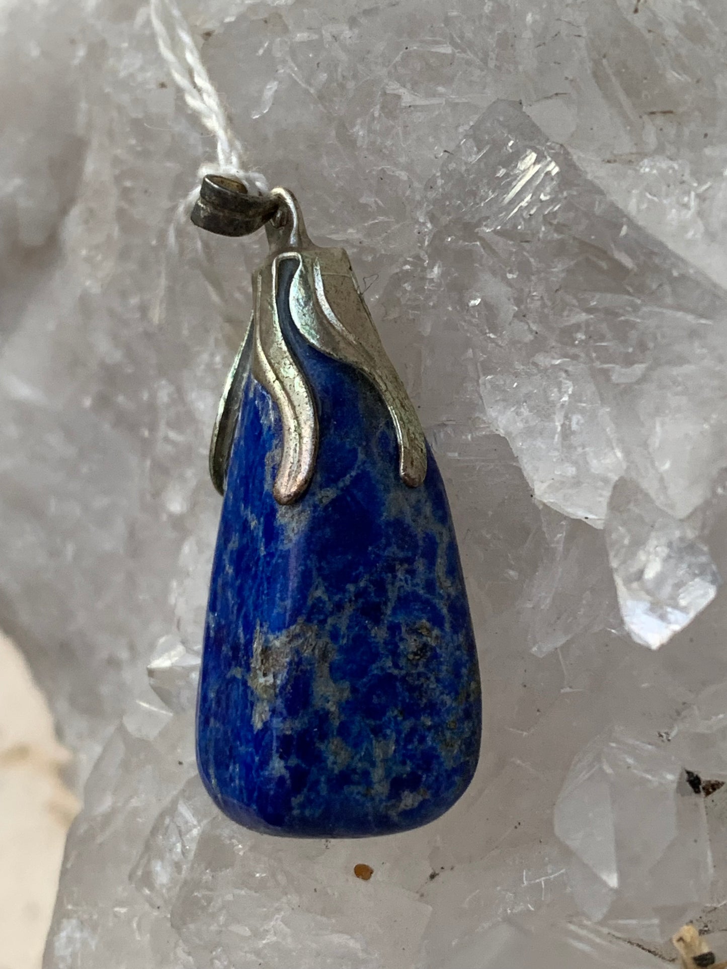Lapis lazuli, pendentif fait par G & Z, de 37 millimètres de hauteur x 15 millimètres de largeur x 8 d'épaisseur. Vendu avec un cordon réglable de couleur noire !