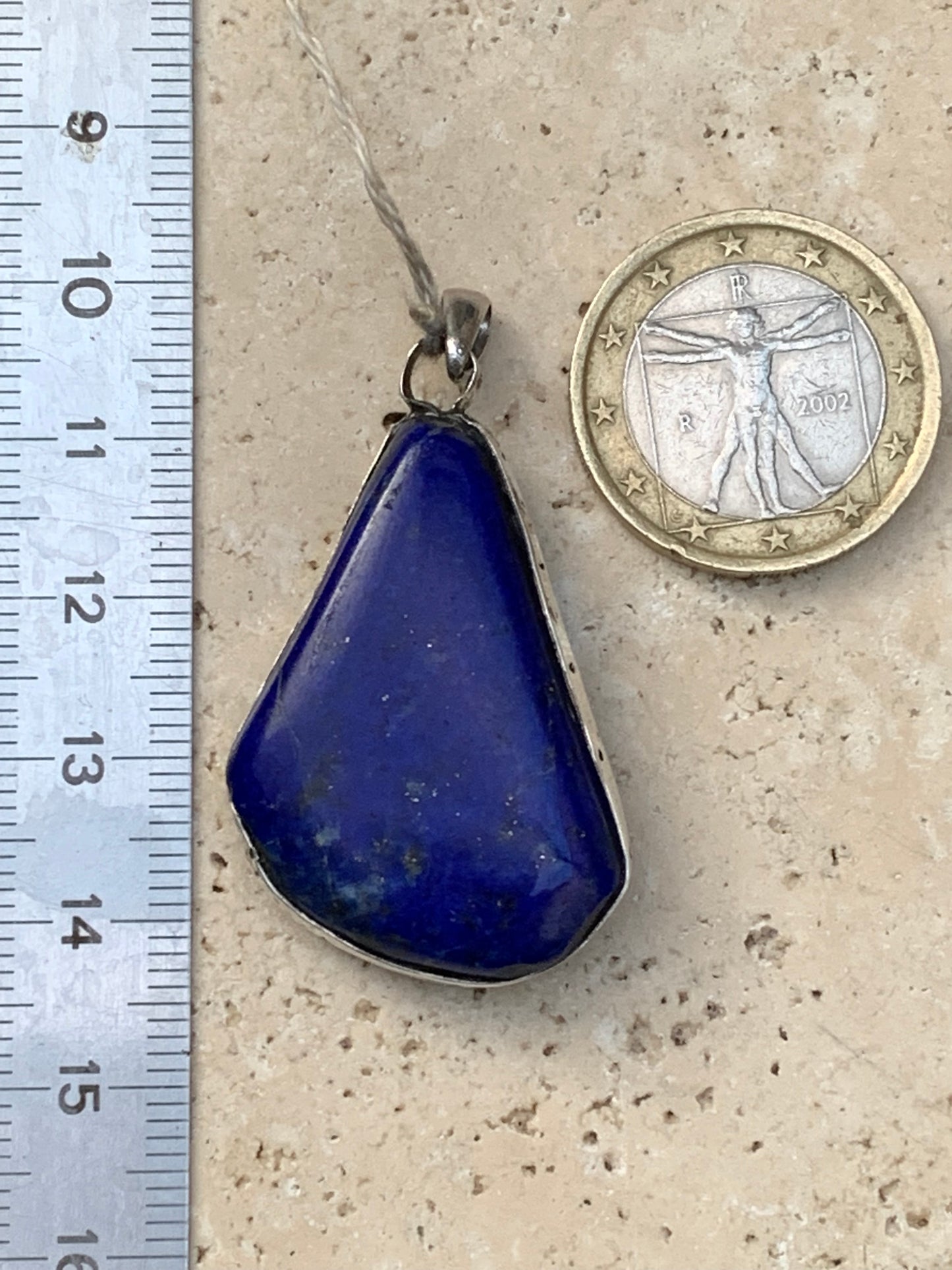 Lapis lazuli, pendentif en Argent 925, de 42 millimètres de hauteur x 25 millimètres de largeur x 10 d'épaisseur. Vendu avec un cordon réglable de couleur noire !