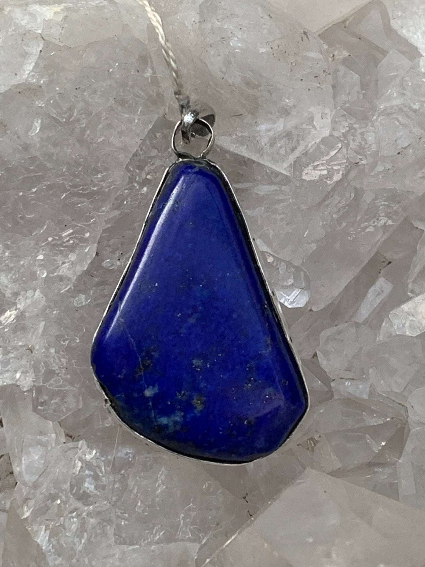 Lapis lazuli, pendentif en Argent 925, de 42 millimètres de hauteur x 25 millimètres de largeur x 10 d'épaisseur. Vendu avec un cordon réglable de couleur noire !