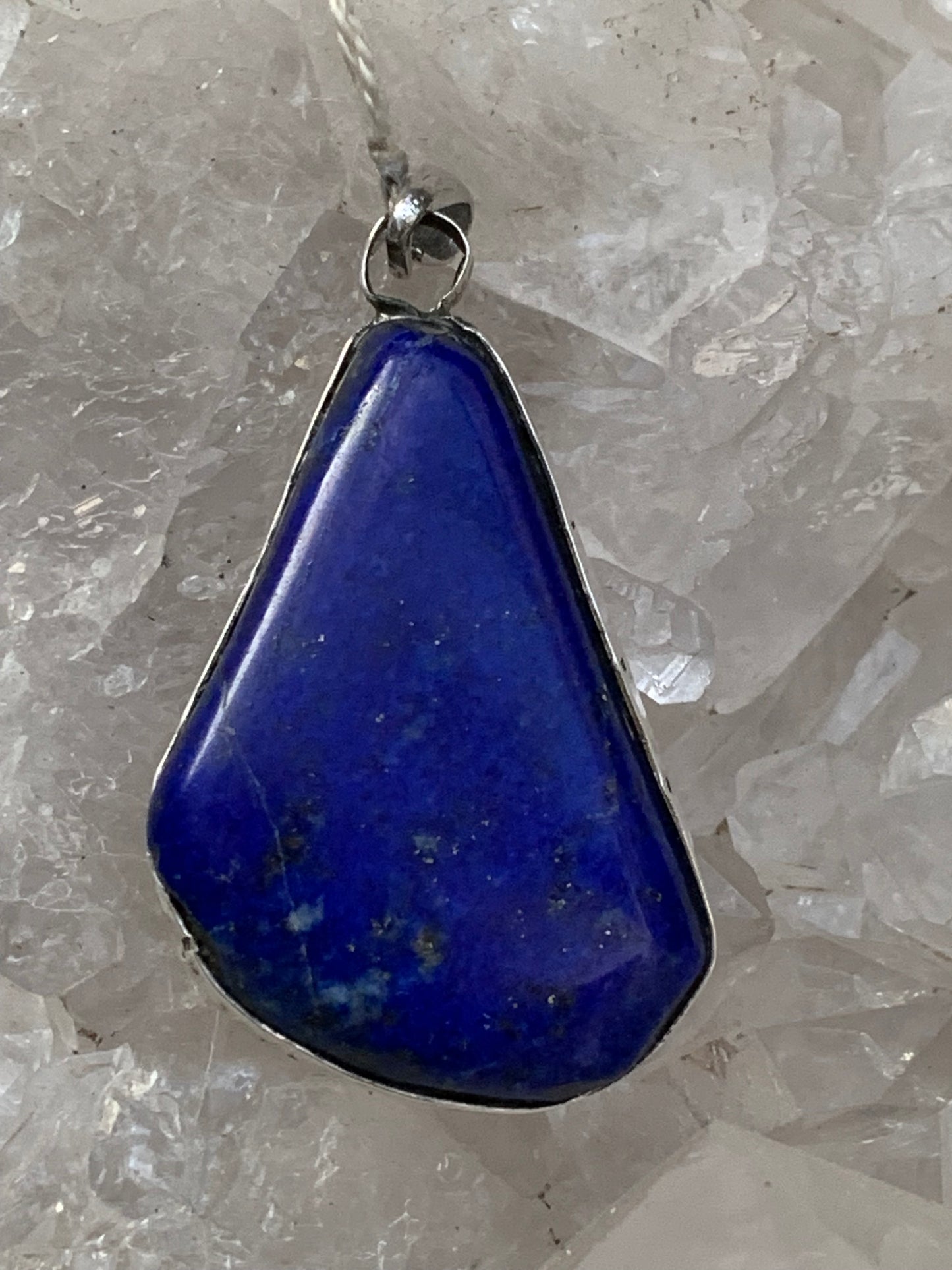 Lapis lazuli, pendentif en Argent 925, de 42 millimètres de hauteur x 25 millimètres de largeur x 10 d'épaisseur. Vendu avec un cordon réglable de couleur noire !