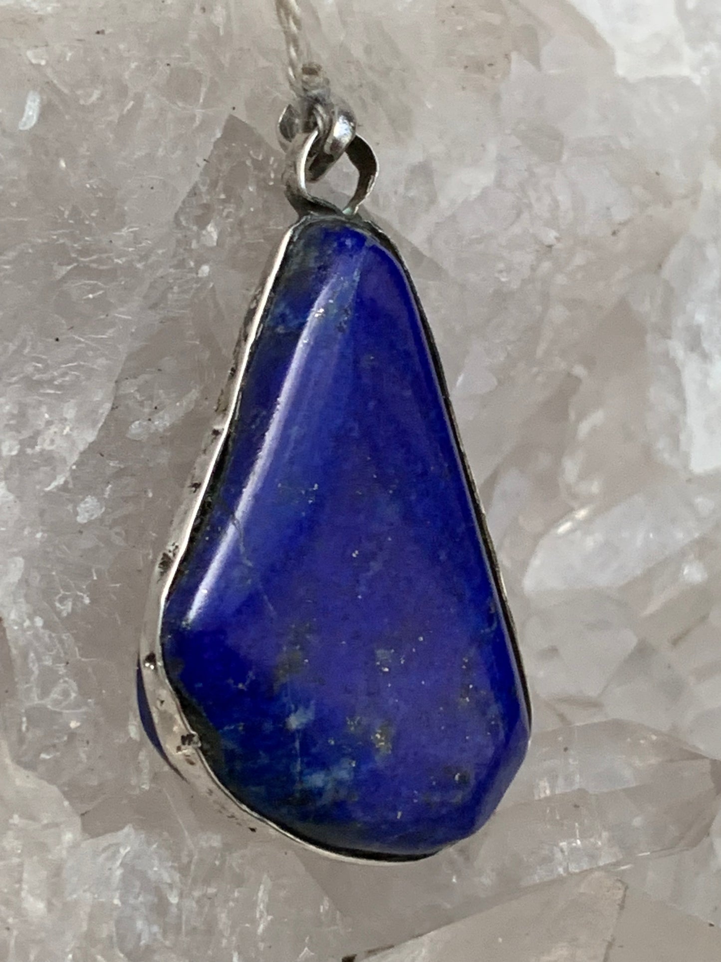 Lapis lazuli, pendentif en Argent 925, de 42 millimètres de hauteur x 25 millimètres de largeur x 10 d'épaisseur. Vendu avec un cordon réglable de couleur noire !