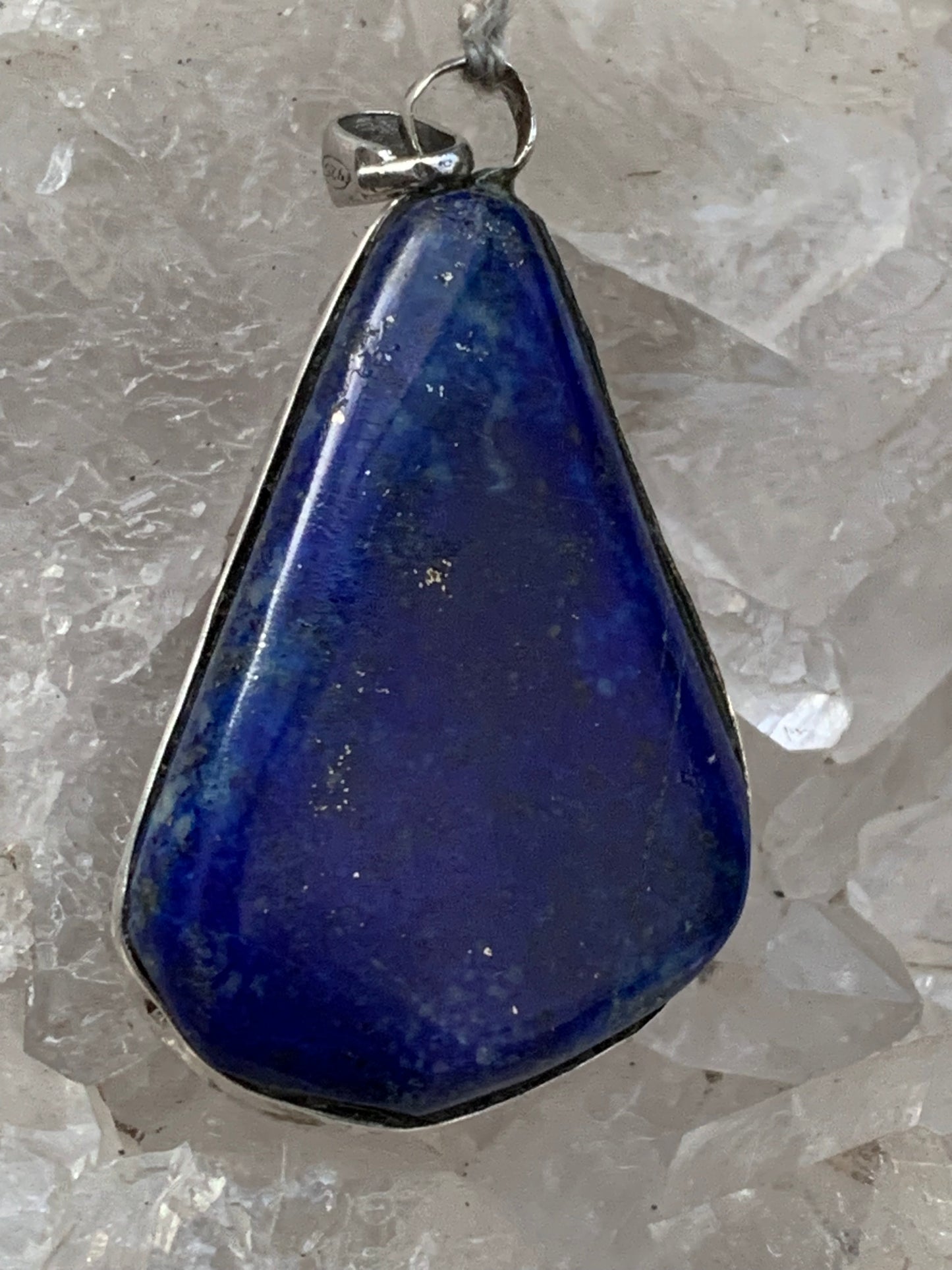 Lapis lazuli, pendentif en Argent 925, de 42 millimètres de hauteur x 25 millimètres de largeur x 10 d'épaisseur. Vendu avec un cordon réglable de couleur noire !