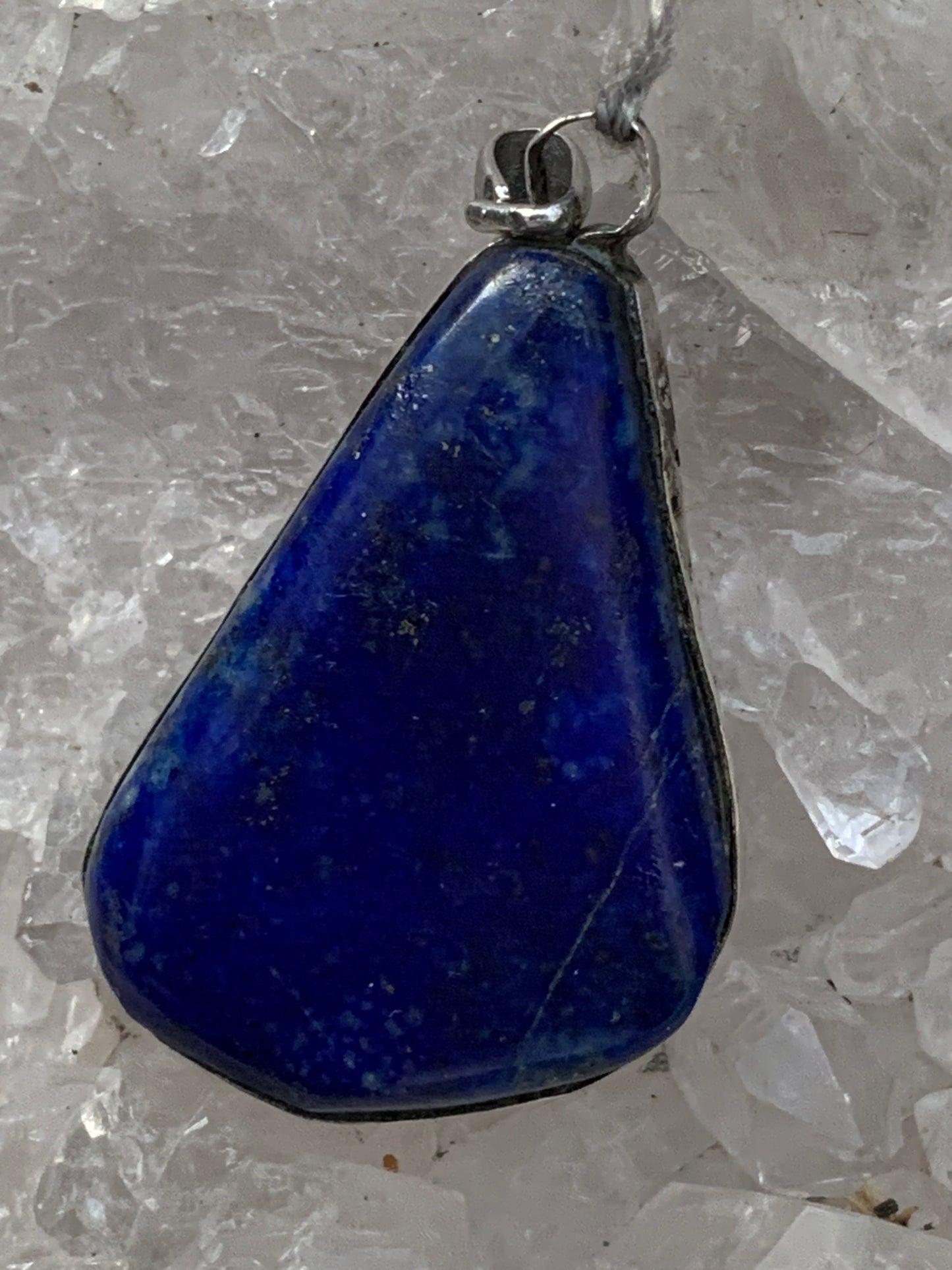 Lapis lazuli, pendentif en Argent 925, de 42 millimètres de hauteur x 25 millimètres de largeur x 10 d'épaisseur. Vendu avec un cordon réglable de couleur noire !