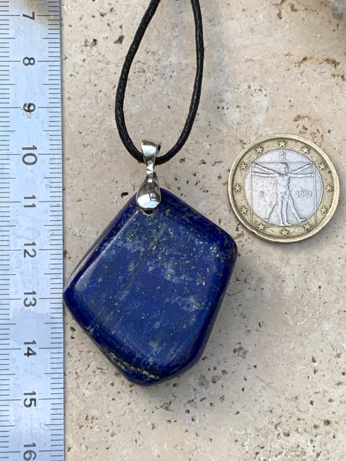 Lapis lazuli, superbe pendentif de 54 millimètres de hauteur x 35 millimètres de largeur x 12 d'épaisseur. Vendu avec un cordon réglable de couleur noire !