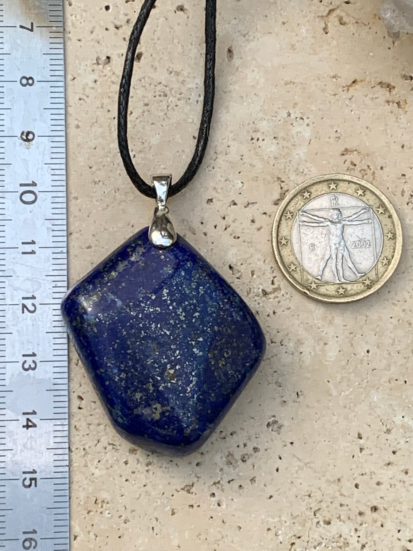Lapis lazuli, superbe pendentif de 54 millimètres de hauteur x 35 millimètres de largeur x 12 d'épaisseur. Vendu avec un cordon réglable de couleur noire !