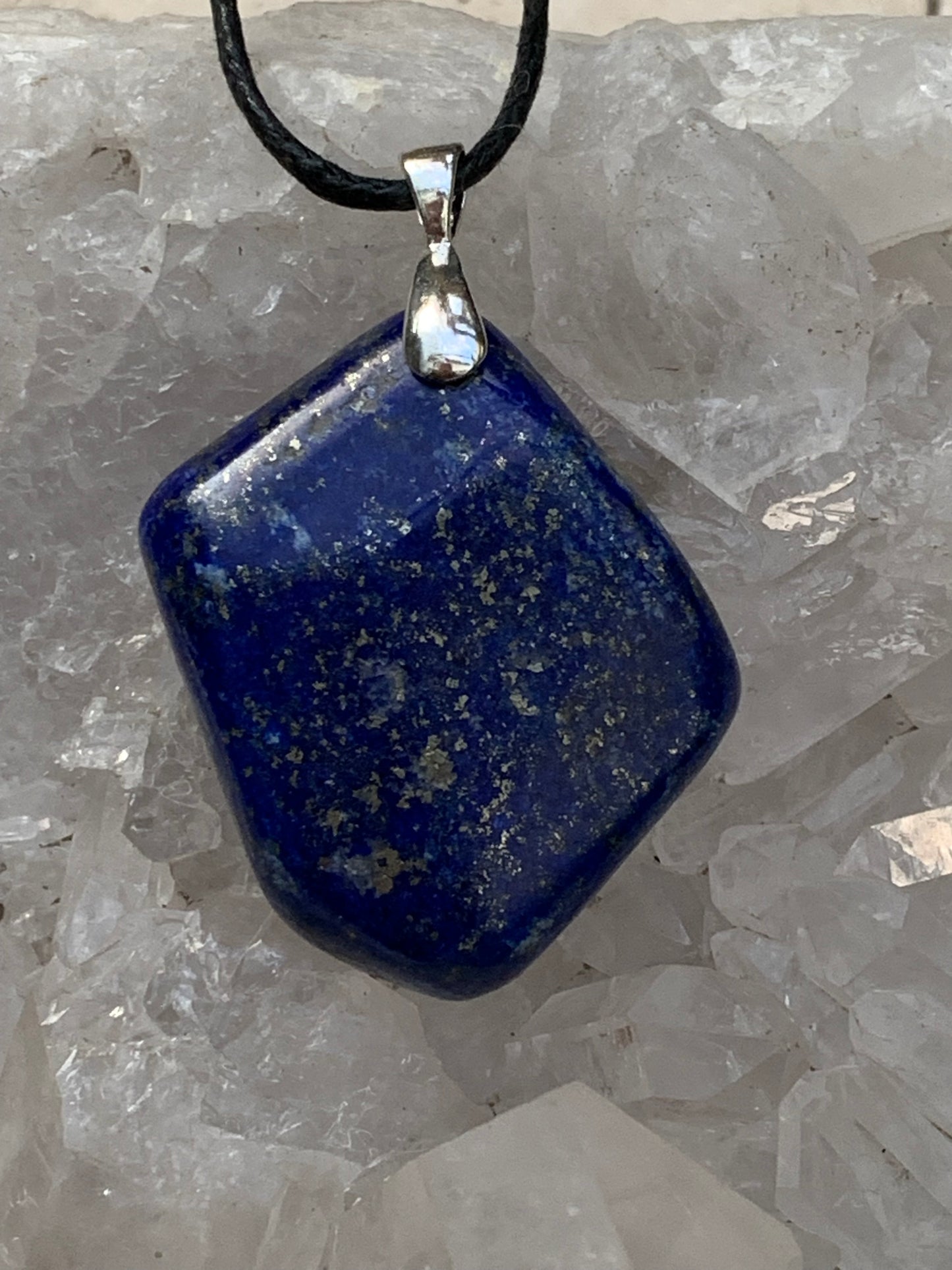 Lapis lazuli, superbe pendentif de 54 millimètres de hauteur x 35 millimètres de largeur x 12 d'épaisseur. Vendu avec un cordon réglable de couleur noire !