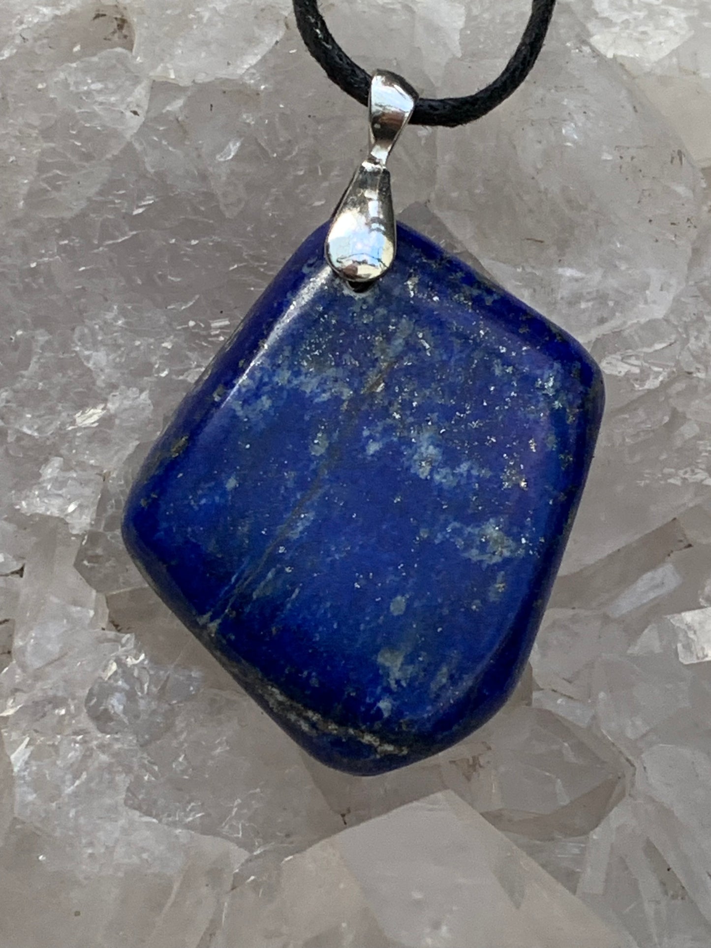 Lapis lazuli, superbe pendentif de 54 millimètres de hauteur x 35 millimètres de largeur x 12 d'épaisseur. Vendu avec un cordon réglable de couleur noire !