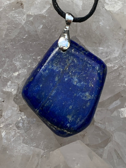 Lapis lazuli, superbe pendentif de 54 millimètres de hauteur x 35 millimètres de largeur x 12 d'épaisseur. Vendu avec un cordon réglable de couleur noire !