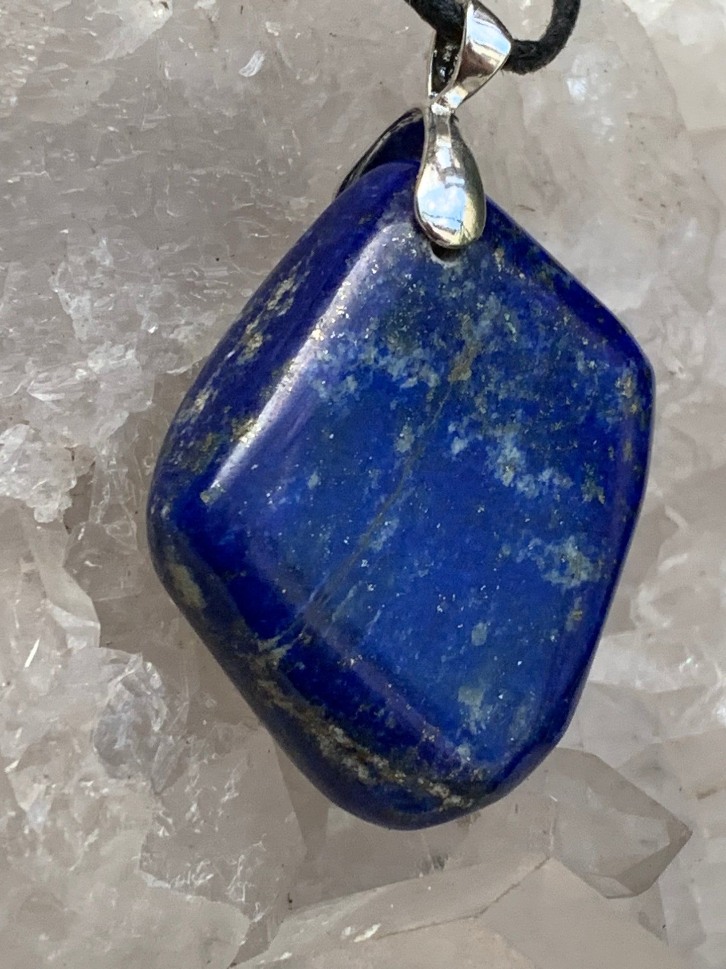 Lapis lazuli, superbe pendentif de 54 millimètres de hauteur x 35 millimètres de largeur x 12 d'épaisseur. Vendu avec un cordon réglable de couleur noire !