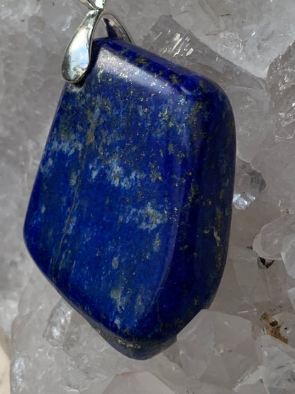 Lapis lazuli, superbe pendentif de 54 millimètres de hauteur x 35 millimètres de largeur x 12 d'épaisseur. Vendu avec un cordon réglable de couleur noire !