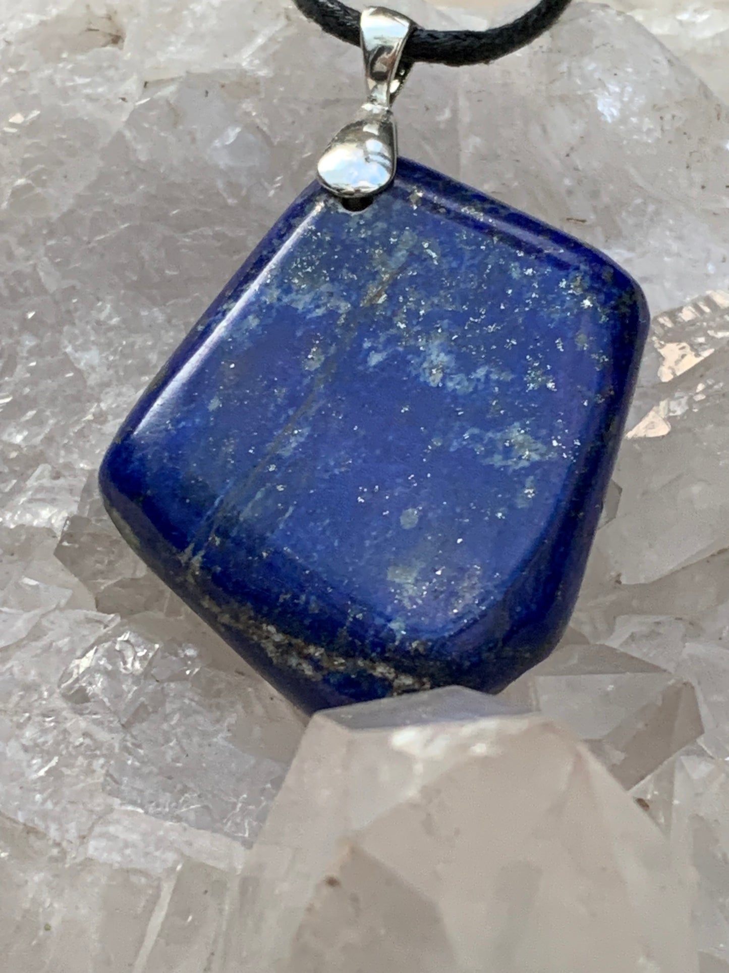 Lapis lazuli, superbe pendentif de 54 millimètres de hauteur x 35 millimètres de largeur x 12 d'épaisseur. Vendu avec un cordon réglable de couleur noire !