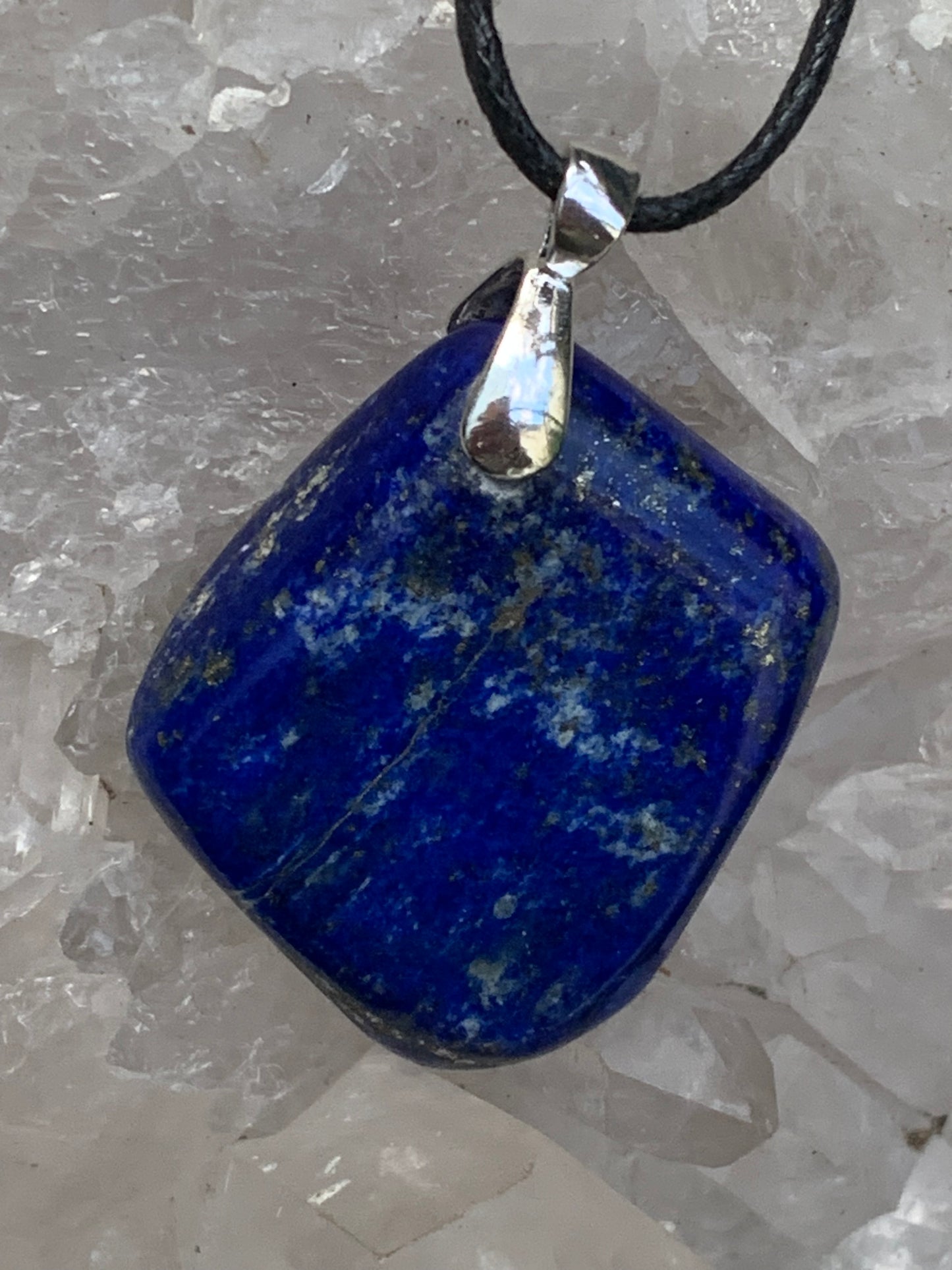 Lapis lazuli, superbe pendentif de 54 millimètres de hauteur x 35 millimètres de largeur x 12 d'épaisseur. Vendu avec un cordon réglable de couleur noire !