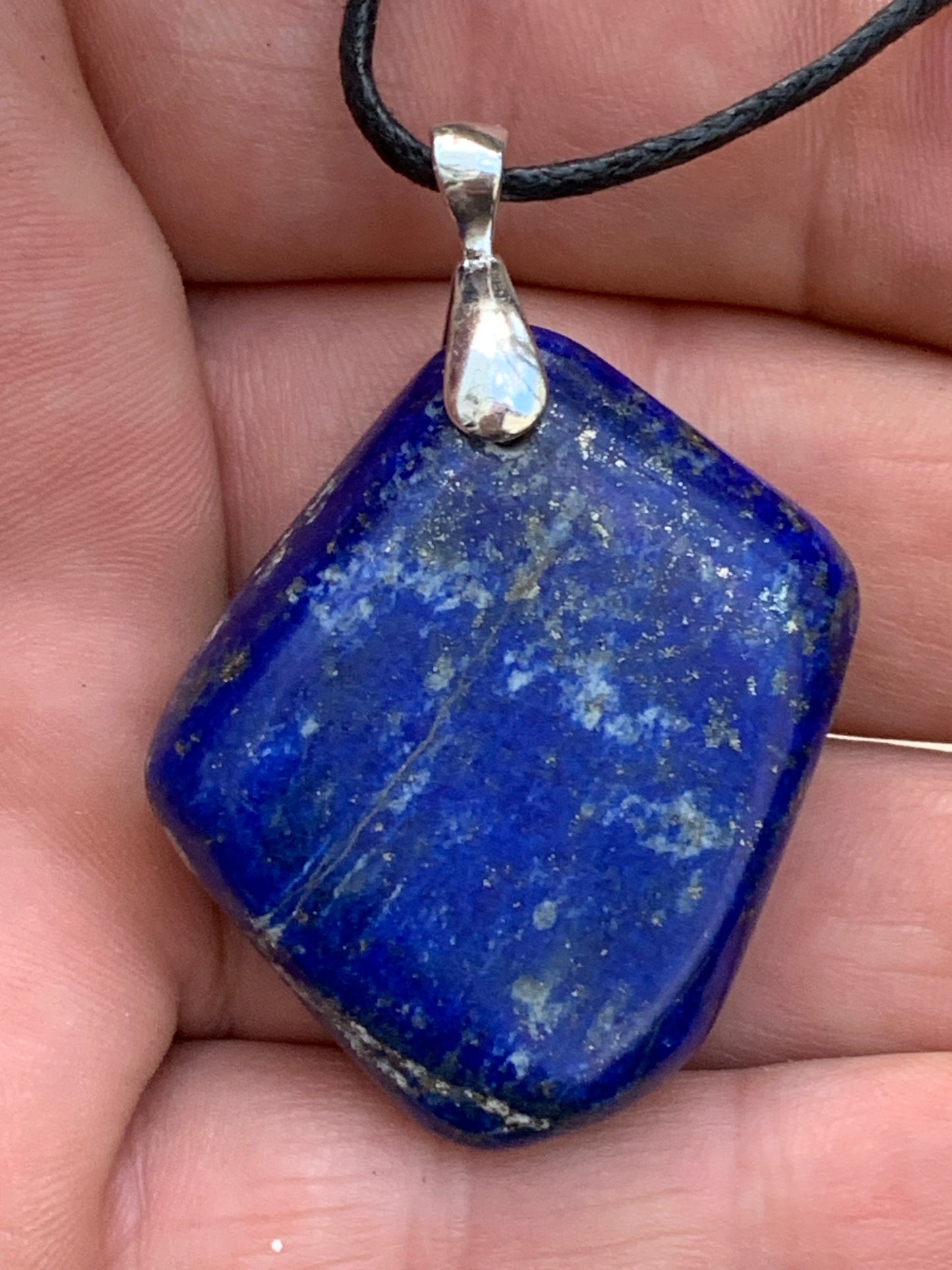 Lapis lazuli, superbe pendentif de 54 millimètres de hauteur x 35 millimètres de largeur x 12 d'épaisseur. Vendu avec un cordon réglable de couleur noire !