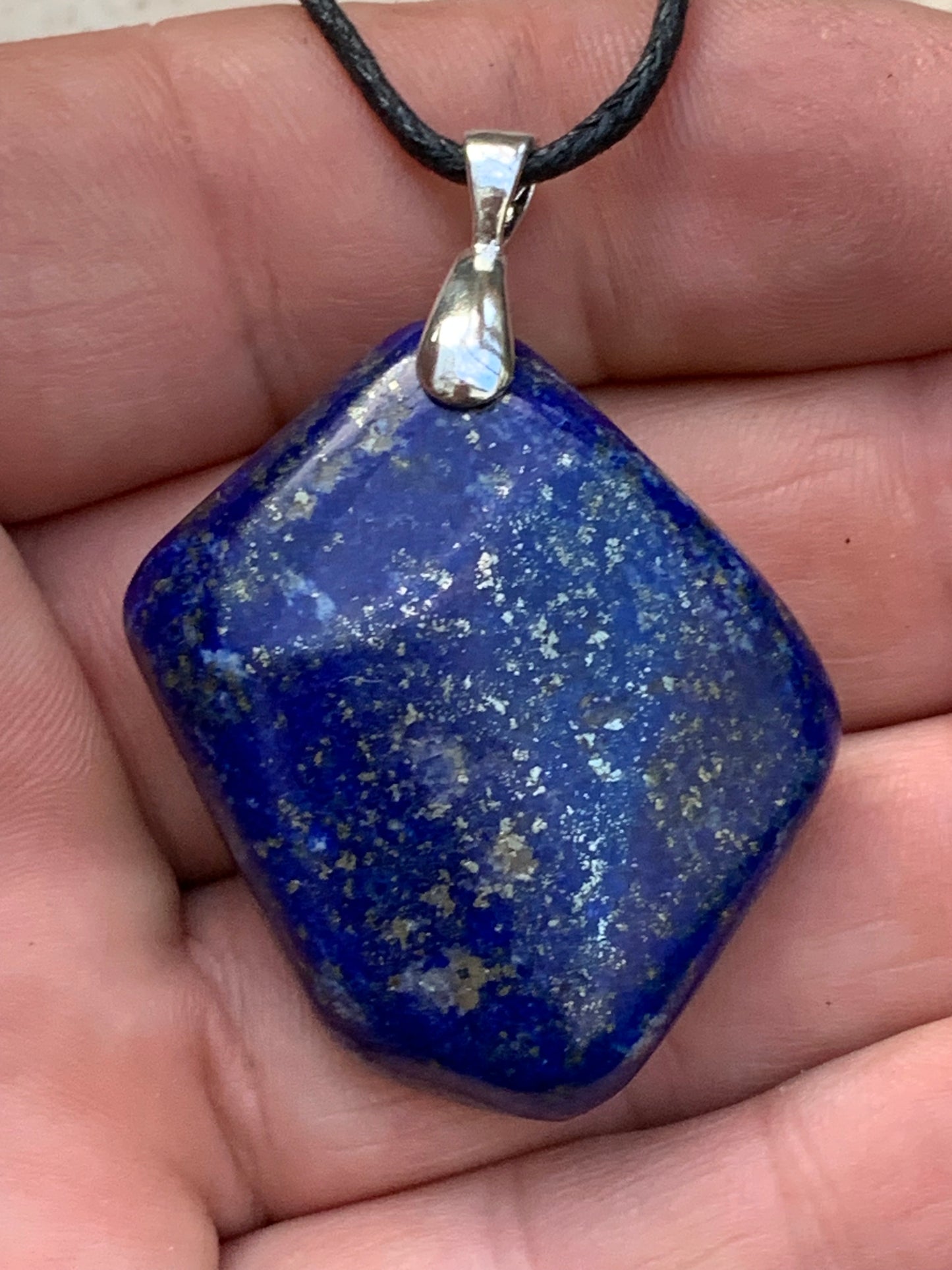 Lapis lazuli, superbe pendentif de 54 millimètres de hauteur x 35 millimètres de largeur x 12 d'épaisseur. Vendu avec un cordon réglable de couleur noire !