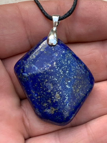 Lapis lazuli, superbe pendentif de 54 millimètres de hauteur x 35 millimètres de largeur x 12 d'épaisseur. Vendu avec un cordon réglable de couleur noire !