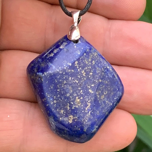 Lapis lazuli, superbe pendentif de 54 millimètres de hauteur x 35 millimètres de largeur x 12 d'épaisseur. Vendu avec un cordon réglable de couleur noire !