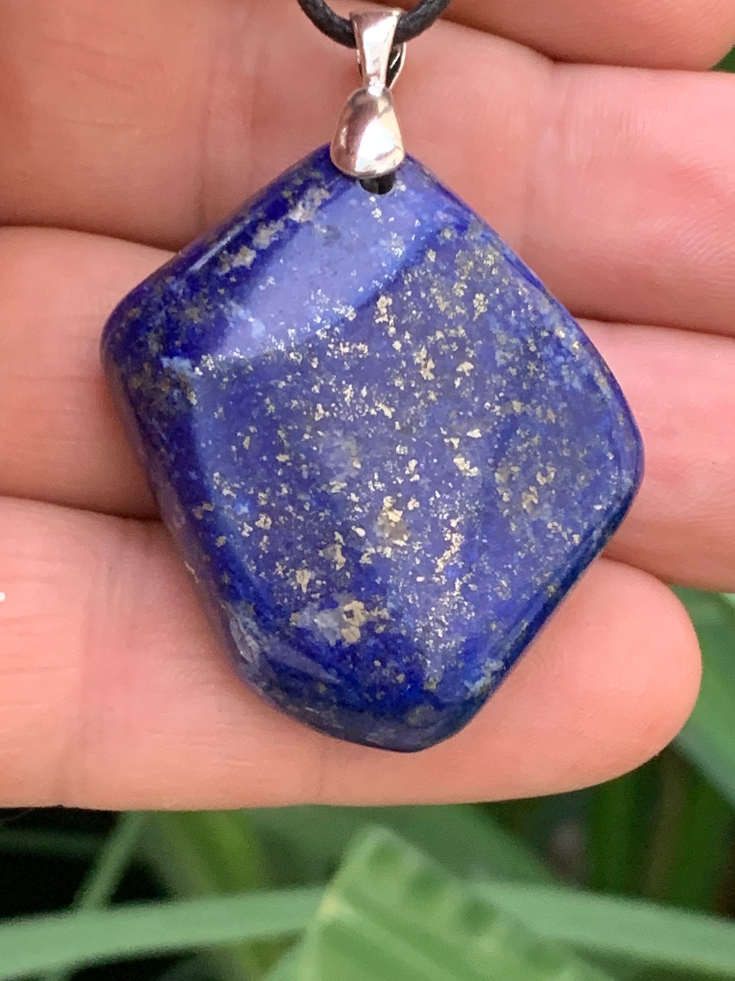 Lapis lazuli, superbe pendentif de 54 millimètres de hauteur x 35 millimètres de largeur x 12 d'épaisseur. Vendu avec un cordon réglable de couleur noire !