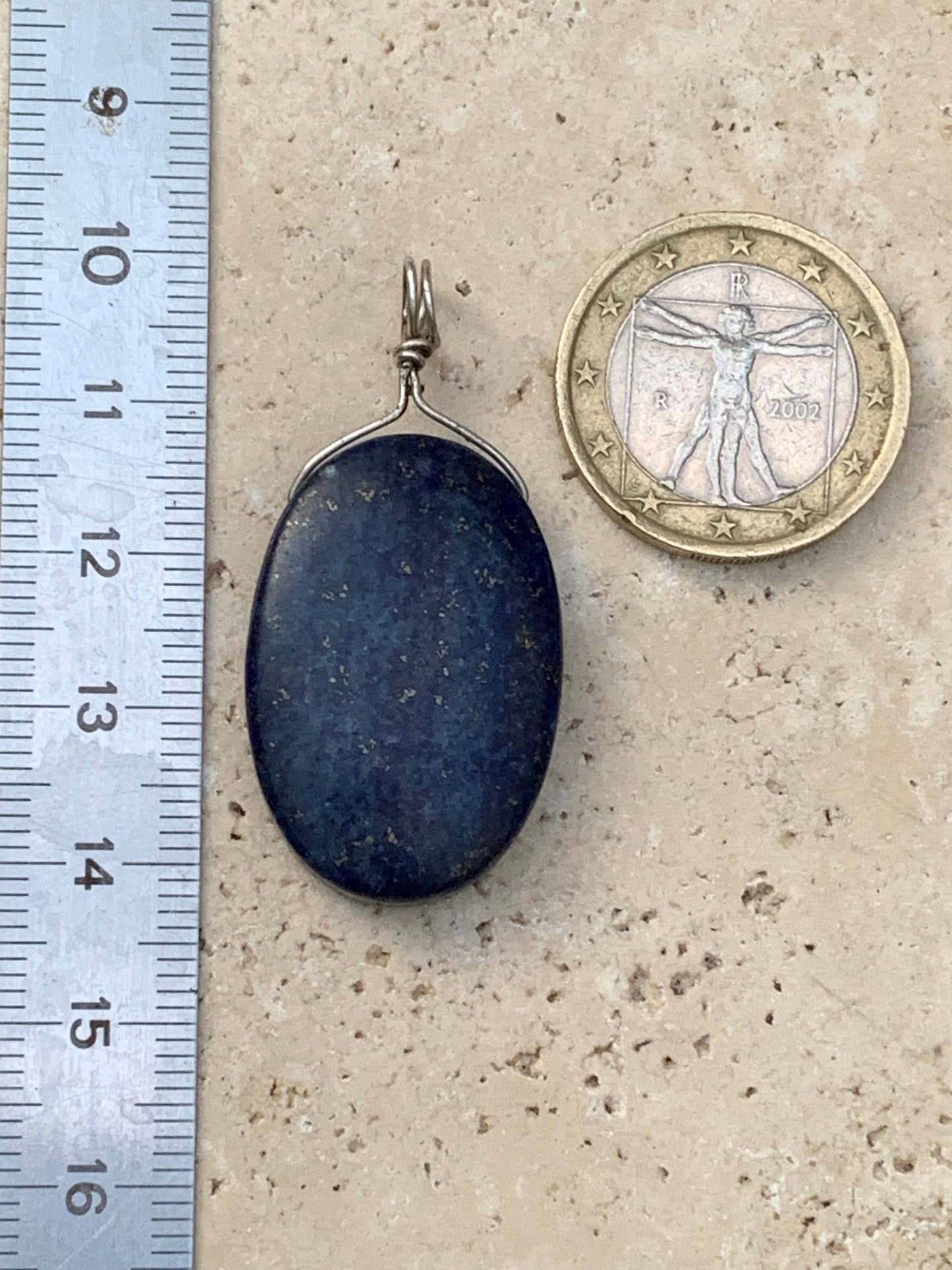 Lapis lazuli, pendentif en Argent 925, de 42 millimètres de hauteur x 20 millimètres de largeur x 7 d'épaisseur. Vendu avec un cordon réglable de couleur noire !