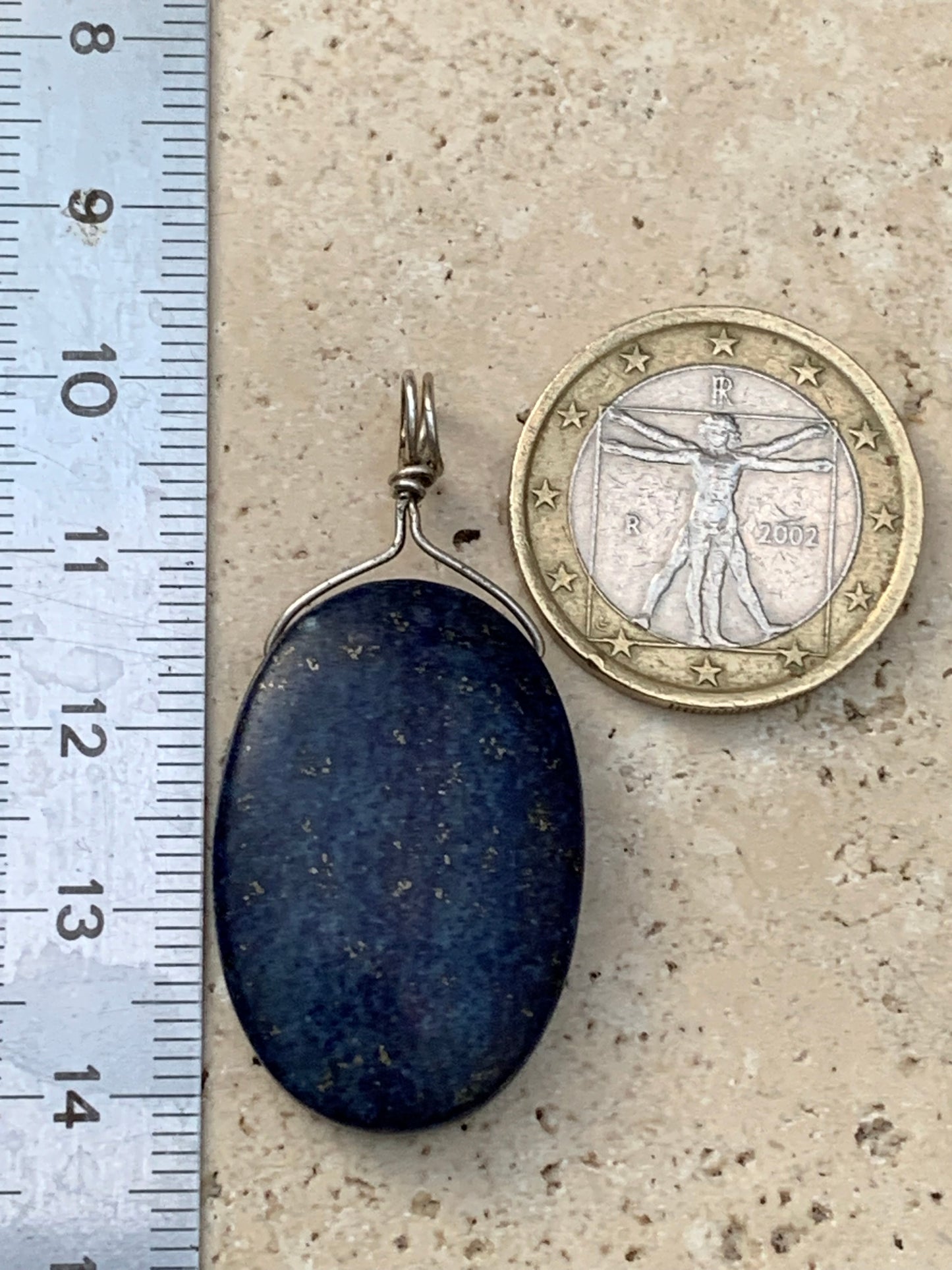 Lapis lazuli, pendentif en Argent 925, de 42 millimètres de hauteur x 20 millimètres de largeur x 7 d'épaisseur. Vendu avec un cordon réglable de couleur noire !